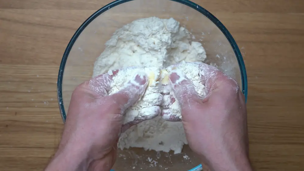 making shortcrust pastry by hand